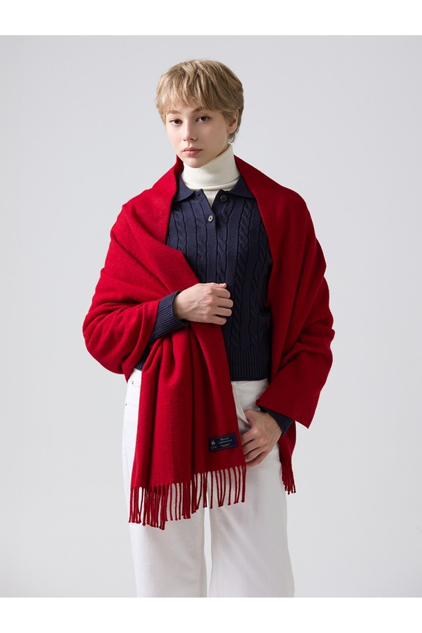 메리노울 숄 70cm - 스칼렛은 부드러운 촉감과 뛰어난 보온성을 자랑하는 숄/머플러입니다. 멜란지 기법으로 은은한 색감 변화를 주었으며, 플라워 패턴이 클래식하고 엘레강스한 분위기를 연출합니다. 울마크 인증을 받은 메리노울 소재로 제작되어 형태 유지력이 우수하며, 가을, 겨울철 데일리룩, 나들이룩, 모임룩에 모두 잘 어울립니다. 70cm 폭으로 다양한 스타일링이 가능하며, 프린지 디자인으로 포인트를 더했습니다. 

