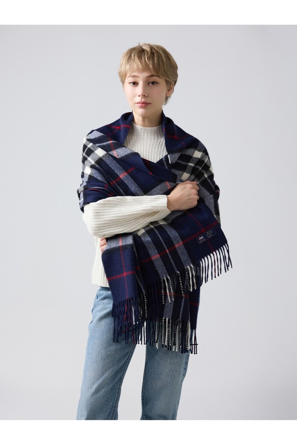 메리노울 숄 70cm - 네이비 톰슨은 부드러운 메리노 램스울 소재로 제작되어 가을, 겨울철 보온성을 높여주는 숄/머플러입니다. 70cm 사이즈로, 일상과 격식 있는 자리 모두에 잘 어울리며, 네이비 컬러의 체크 패턴이 클래식하고 미니멀한 스타일을 연출합니다. 15~25마이크론의 섬세한 섬유로 제작되어 부드러운 촉감을 자랑하며, 프린지 디테일이 돋보입니다. 보온, 흡습, 통기, 항균, 방취 기능으로 쾌적하게 착용할 수 있어 겨울 데일리룩이나 모임룩에 활용하기 좋습니다.
