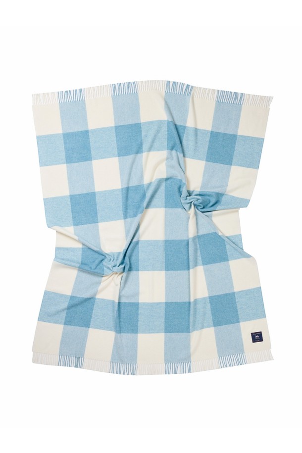 메리노 울 블랭킷 - 파스텔 블락 아쿠아는 부드러운 촉감과 두꺼운 두께로 가을, 겨울철 실내에서 포근함을 더해주는 블랭킷입니다. 고급스러운 텍스처의 메리노 울 소재에 아쿠아와 파스텔 컬러의 조화로운 블록 패턴 디자인이 돋보입니다. 울마크 인증을 받은 제품으로, 보온, 방수, 흡습 기능은 물론, 자연 방오 기능과 뛰어난 형태 유지력, 우수한 내구성을 자랑합니다. 집콕룩, 겨울 데일리룩에 클래식하면서도 미니멀한 분위기를 더해보세요.
