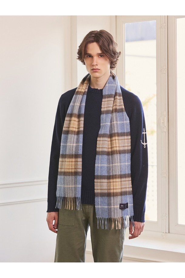 메리노울 머플러 25cm - 블루 멕켈라는 부드러운 촉감과 따뜻함을 선사하는 머플러입니다. 프리미엄 메리노 램스울을 사용하여 보온성과 통기성이 뛰어나며, 멜란지 기법으로 7가지 색상을 혼합하여 은은한 매력을 더했습니다. 가을, 겨울철 일상룩, 데일리룩, 카페룩에 클래식하고 미니멀한 스타일을 더해줍니다. 얇은 두께감과 체크 패턴, 프린지 디자인이 특징이며, 자연스러운 워터 피니싱 공정으로 마감했습니다. 
