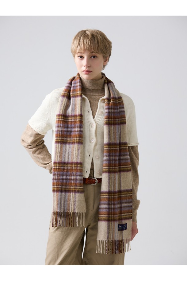 메리노울 머플러 25cm - 드레스 헤더는 부드러운 촉감의 메리노 램스울 100% 소재로 제작되어 가을, 겨울철 따뜻하고 포근하게 착용할 수 있는 머플러입니다. 클래식한 스타일과 잘 어울리는 헤더 및 멀티컬러 배색, 플라워 및 체크 패턴 디자인으로 다양한 룩에 포인트를 더합니다. 중간 두께감으로 보온성을 높였으며, 멜란지 기법을 통해 500가지 이상의 다채로운 컬러를 구현했습니다. 일상, 산책, 여행 등 다양한 TPO에 활용 가능하며 우수한 흡습, 항균, 소취 기능을 갖춰 쾌적하게 사용할 수 있습니다. 특히, 프린지 디테일이 고급스러움을 더합니다.
