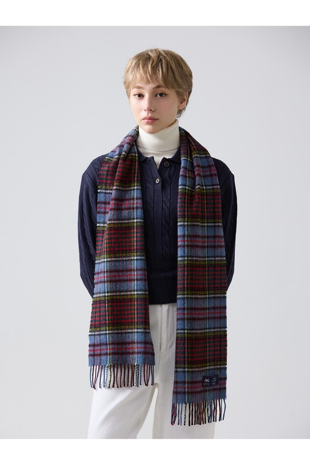 앤더슨 메리노울 머플러 25cm는 100% 메리노 램스울 소재로 제작되어 캐시미어처럼 부드러운 촉감을 자랑합니다. 최대 7가지 색상의 원사를 사용하여 은은하면서도 세련된 체크 패턴을 표현했으며, 자연 항균 및 탈취 기능으로 쾌적하게 착용할 수 있습니다. 가을, 겨울철 데일리룩, 산책룩, 모임룩에 클래식하고 미니멀한 스타일을 더해줄 아이템입니다. 형태 유지력이 우수하며, 보온, 통기성, 흡습 기능으로 실용성까지 갖춘 머플러입니다.
