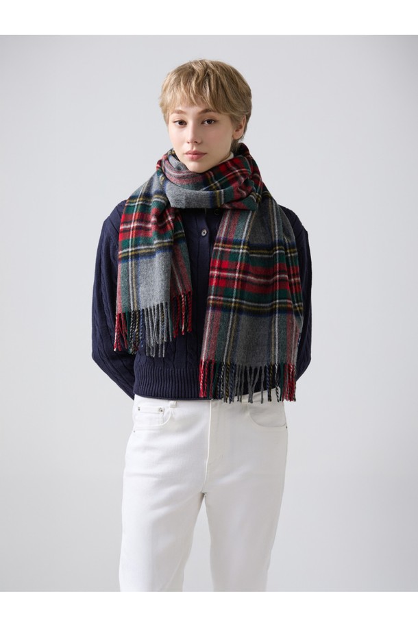 메리노울 숄 머플러 50cm - 뉴그레이 스튜어트는 가을, 겨울에 활용하기 좋은 머플러/숄입니다. 50cm x 190cm 크기로, 클래식하고 베이직한 스타일을 연출하며, 체크 패턴과 뉴그레이 스튜어트 컬러 배색이 특징입니다. 15-25 마이크론의 메리노울 소재로 제작되어 부드러운 촉감과 우수한 보온, 흡습 기능을 제공하며, 프린지 디자인으로 포인트를 더했습니다. 데일리룩, 산책룩, 모임룩 등 다양한 TPO에 활용하여 클래식, 미니멀, 캐주얼 스타일을 완성해보세요. 형태 유지력과 통기성, 항균 및 방취 기능으로 쾌적하게 착용할 수 있습니다.
