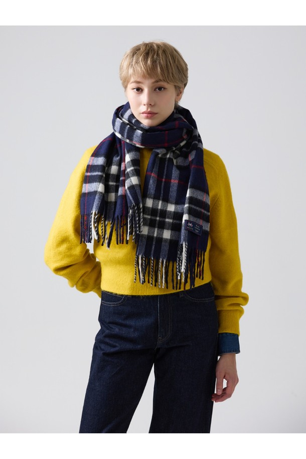 메리노울 숄 머플러 50cm - 네이비 톰슨은 부드러운 촉감의 메리노울 소재로 제작되어 가을, 겨울철 따뜻함을 선사합니다. 클래식한 체크 패턴과 멜란지 기법이 적용되어 세련된 분위기를 연출하며, 넉넉한 50cm 폭과 프린지 디자인으로 포인트를 더했습니다. 보온, 흡습, 통기 기능은 물론, 프리미엄 램스울과 울마크 인증으로 품질을 보장합니다. 겨울 데일리룩, 모임룩, 산책룩 등 다양한 TPO에 클래식, 미니멀, 캐주얼 스타일로 활용하기 좋습니다. 네이비 컬러는 어떤 의상에도 잘 어울려 실용적인 아이템입니다.
