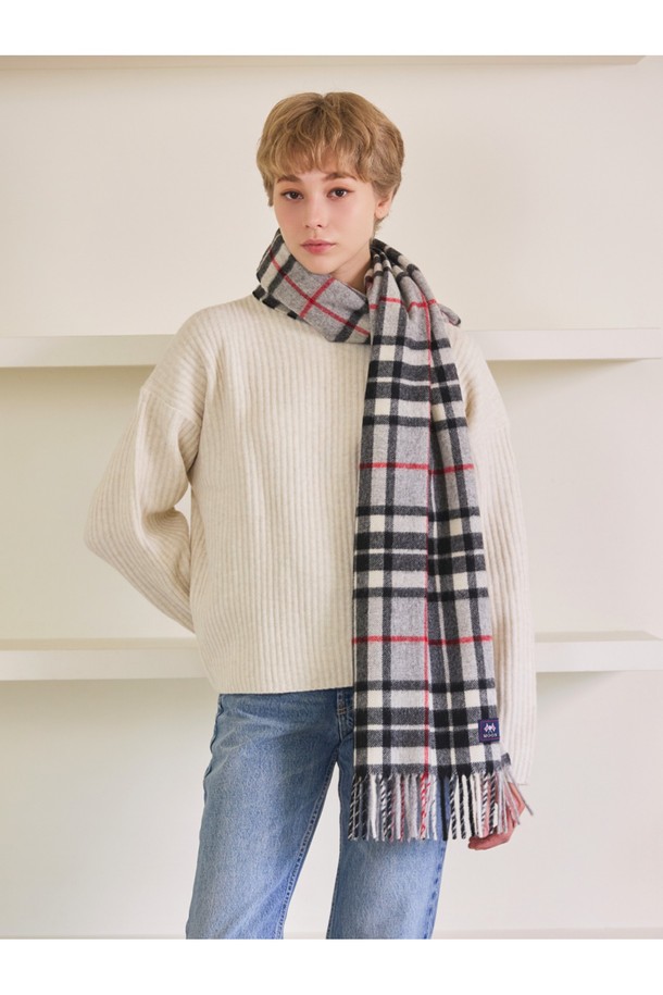 메리노울 숄 머플러 50cm - 그레이 톰슨은 100% 메리노 램스울 소재로 제작되어 부드러운 촉감과 뛰어난 보온성을 자랑합니다. 멜란지 기법과 다양한 컬러 원사 혼합으로 은은하고 세련된 분위기를 연출하며, 체크 패턴이 클래식하면서도 베이직한 스타일을 더합니다. 가을, 겨울철 데일리룩과 산책룩에 매치하기 좋으며, 중간 두께감으로 답답함 없이 따뜻하게 착용할 수 있습니다. 프린지 디자인이 돋보이며, 항균 및 방취 기능과 통기성까지 갖춰 실용적입니다.
