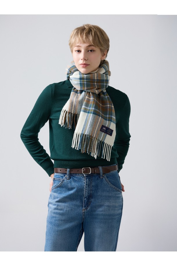 메리노 울 숄 머플러 50cm - 뉴 뮤티드 블루 스튜어트는 부드러운 촉감의 메리노 울 소재로 제작되어 가을, 겨울에 포근함을 선사합니다. 멜란지 기법을 통해 다채로운 색감을 표현했으며, 최대 7가지 컬러가 혼합되어 고급스러운 분위기를 자아냅니다. 클래식한 체크 패턴과 프린지 디자인이 돋보이며, 일상 또는 포멀 룩에 모두 잘 어울립니다. 보온, 흡습, 통기 기능은 물론, 자연스러운 항균 및 탈취 기능과 온도 조절 기능까지 갖춰 실용적입니다. 오피스룩, 모임룩, 겨울 데일리룩에 스타일리시하게 매치할 수 있습니다.
