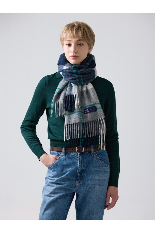 메리노울 숄 머플러 50cm - 우드하우스 그레이 블루는 가을과 겨울, 일상에서 따뜻함과 스타일을 더해줄 머플러입니다. 부드러운 메리노울 소재로 제작되어 뛰어난 보온성과 통기성을 자랑하며, 멜란지 기법을 사용해 은은하고 고급스러운 분위기를 연출합니다. 클래식하고 베이직한 체크 패턴에 프린지 디테일이 더해져 멋스러움을 더하고, 자연스러운 드레이프성으로 우아한 핏을 선사합니다. 겨울 데일리룩, 산책룩, 모임룩 등 다양한 스타일에 미니멀하고 캐주얼하게 매치하여, 영국 전통 스타일을 경험해 보세요. 필링을 최소화하고 형태 유지력이 우수하여 오랫동안 변함없이 착용할 수 있습니다.
