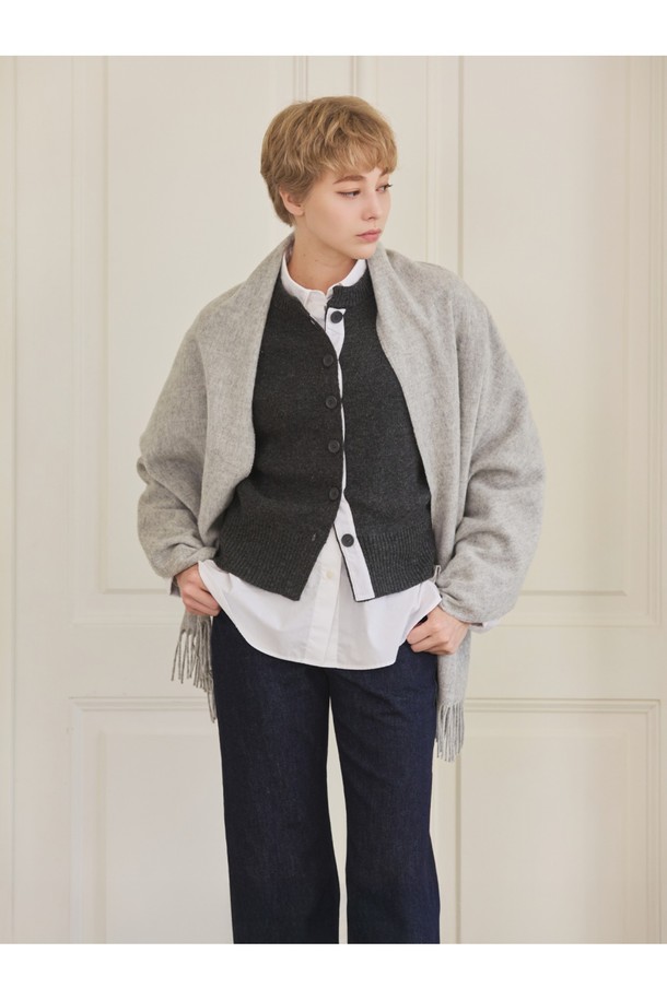 메리노울 숄 70cm - 실버는 가을, 겨울에 어울리는 우아하고 따뜻한 숄입니다. 부드러운 메리노 램스울 소재로 제작되어 뛰어난 보온성을 제공하며, 은은한 실버 컬러와 밀란지 패턴이 고급스러운 분위기를 더합니다. 얇은 두께감으로 답답함 없이 착용 가능하며, 프린지 디자인이 세련된 포인트를 줍니다. 일상, 격식 있는 자리 모두 활용 가능하며, 보온, 흡습, 통기, 항균, 방취 기능으로 쾌적하게 착용할 수 있습니다. 빛과 각도에 따라 다채로운 색감을 자아내며 7가지 색상이 혼합되어 더욱 매력적입니다.
