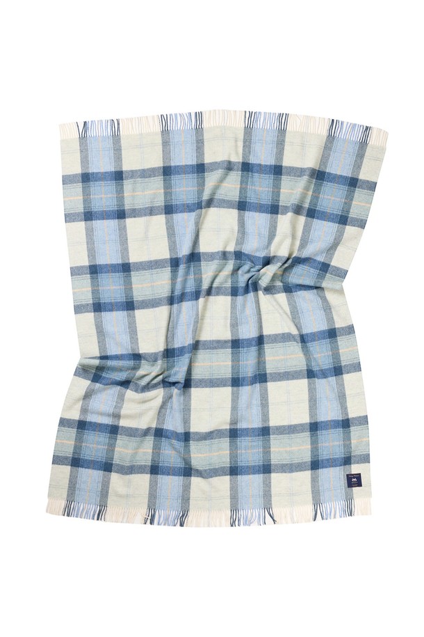 포근한 셔틀랜드 울 소재의 블랭킷, 스카이 블루 컬러가 당신의 공간에 부드러운 매력을 더합니다. 체크와 플라워 패턴이 조화롭게 어우러져 클래식, 미니멀, 캐주얼 등 다양한 스타일 연출에 용이합니다. 두꺼운 두께감과 부드러운 촉감으로 실내에서 포근함을 선사하며, 울마크 인증을 받은 셔틀랜드 울은 보온, 통기성, 항균, 소취 기능까지 갖춰 사계절 내내 쾌적하게 사용 가능합니다. 프린지 디자인으로 포인트를 더했으며, 멜란지 기법과 친환경 생산, 동물복지 기준 준수로 높은 품질을 자랑합니다.
