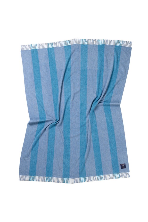 메리노 울 블랭킷 - 스트라이프 블루는 부드러운 촉감과 따뜻함을 선사하는 겨울철 필수 아이템입니다. 메리노 울 100% 소재로 제작되어 보온성이 뛰어나며, 흡습, 향균, 통기 기능으로 쾌적함을 유지합니다. 클래식하고 베이직한 디자인에 스트라이프 패턴과 프린지 장식이 더해져 인테리어 소품으로도 훌륭합니다. 멜란지 효과와 형태 안정성, 그리고 온도 조절 기능으로 더욱 실용적이며, 집콕룩, 가을 나들이룩, 겨울 데일리룩에 포근함을 더해줍니다.
