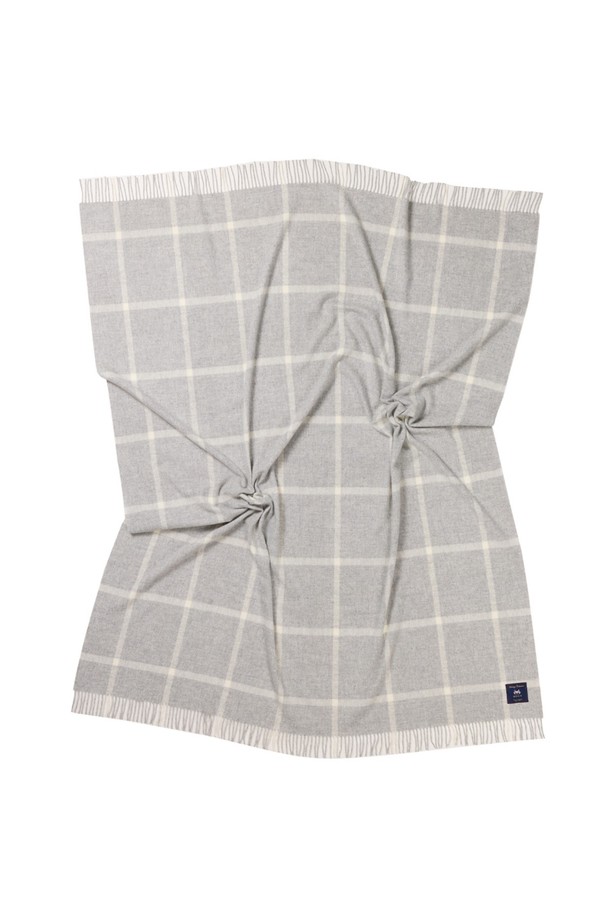 메리노 울 블랭킷 - 윈도우페인 그레이는 부드러운 촉감과 뛰어난 보온성을 자랑하는 겨울용 블랭킷입니다. 145cm X 190cm 사이즈로, 메리노 울 100% 소재와 영국 전통 스타일의 윈도우페인(체크) 패턴이 어우러져 클래식하고 미니멀한 분위기를 연출합니다. 복합 멜란지 컬러링 기법과 프린지 디테일이 돋보이며, 항균 및 방취 기능, 뛰어난 수분 흡수/발산 능력으로 쾌적하게 사용할 수 있습니다. 집콕, 겨울 데일리룩, 캠핑 등 다양한 TPO에 활용하여 포근하고 따뜻한 겨울을 보내세요. 필링 방지 및 형태 유지력이 우수하여 오래도록 변함없이 사용할 수 있습니다.
