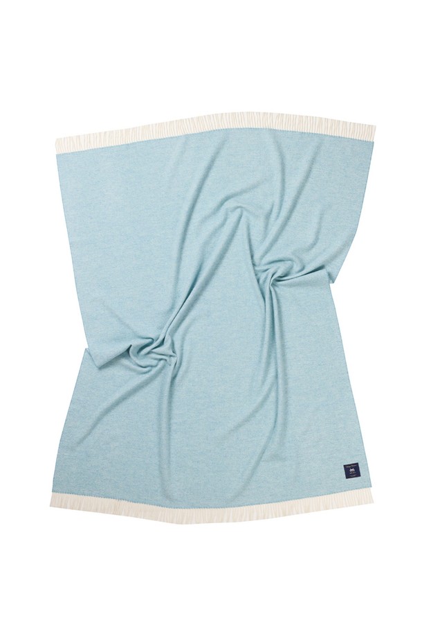 메리노 울 블랭킷 - 아쿠아는 부드러운 촉감과 포근함을 선사하는 겨울철 필수 아이템입니다. 울마크 인증을 받은 메리노 울 소재로 제작되어 보온성은 물론 정전기 방지 기능까지 갖췄습니다. 7가지 색상의 실을 혼합하여 500가지 이상의 다채로운 컬러 변형이 가능하며, 클래식하면서도 모던한 스타일을 연출합니다. 두꺼운 두께감과 자연스러운 광택감, 그리고 방수 기능까지 더해져 집콕룩과 겨울 데일리룩에 완벽하게 어울립니다. 뛰어난 내구성과 프리미엄 가공으로 오래도록 변함없는 가치를 경험해 보세요.
