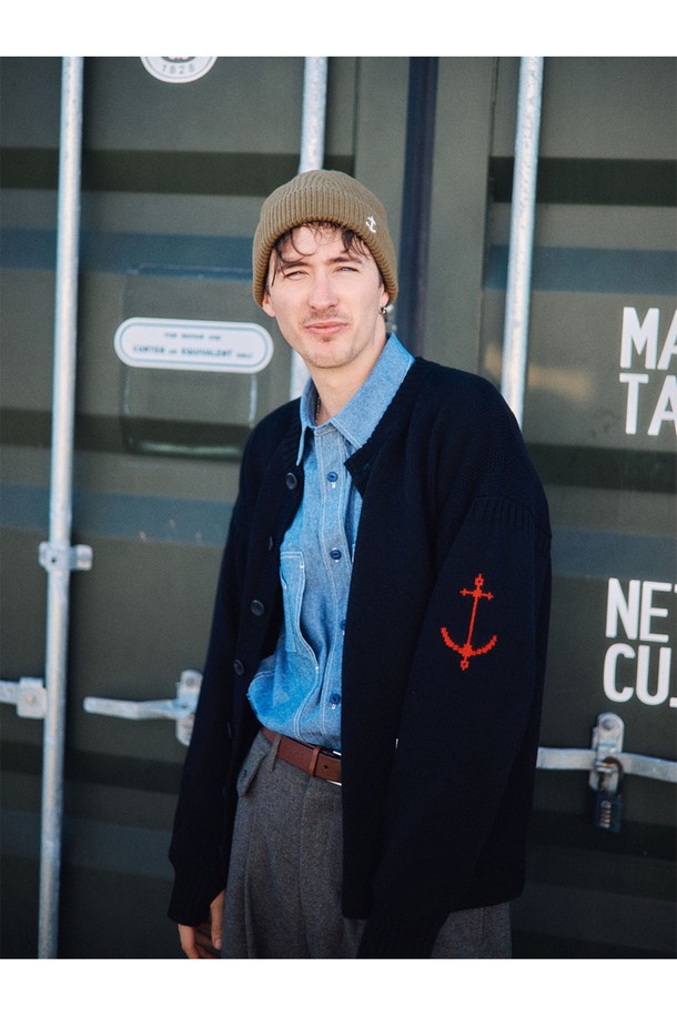 17세기 전통 피셔맨 가디건 디자인을 재현한 헤비코튼 피셔맨 헤리티지 가디건 - 블랙입니다. 튼튼하고 두꺼운 면 소재로 제작되어 가을, 겨울철 잦은 착용에도 끄떡없으며, 레귤러핏으로 편안한 착용감을 선사합니다. 클래식과 캐주얼 스타일을 아우르는 디자인으로, 다이아몬드 형태의 거셋 디테일, 손가락 구멍, 왼쪽 소매 앵커 포인트, 레오파드 엠블럼 디테일을 더해 소장 가치를 높였습니다. 라운드넥에 긴 소매 기장으로 제작되었으며, 밑단 트임으로 활동성을 더했습니다. 겨울 데일리룩 또는 모임룩에 활용하여 미니멀하면서도 스타일리시한 연출을 해보세요. 
