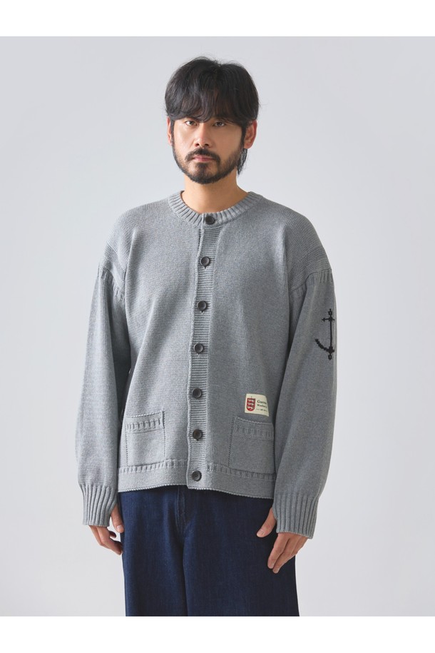 헤비코튼 피셔맨 헤리티지 가디건 - 멜란지 그레이는 클래식과 베이직 스타일을 추구하는 분들을 위한 겨울철 데일리룩, 데이트룩에 적합한 아이템입니다. 두꺼운 두께감과 묵직한 촉감의 헤비코튼 원사를 사용하여 보온성을 높였으며, 정교한 꼬임과 밀도 높은 짜임으로 견고한 형태를 자랑합니다. 다이아몬드형 거싯, 밑단 절개, 왼쪽 소매 앵커 포인트, 핑거홀 등의 디테일이 돋보이며, 레귤러핏의 긴소매 라운드넥 디자인입니다. 멜란지 그레이, 네이비, 베이지, 올리브 블루, 오렌지 레드 등 다양한 컬러 옵션으로 만나보세요.
