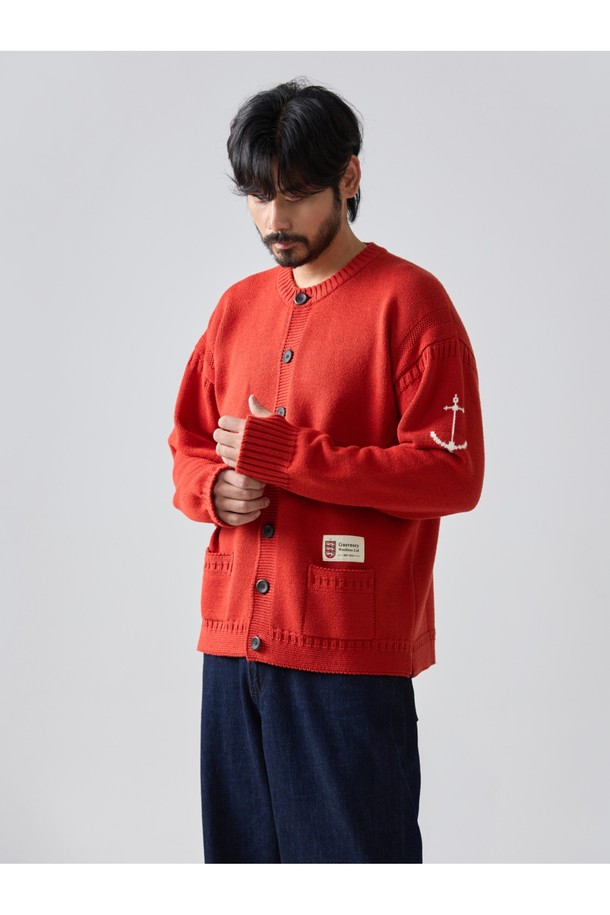 헤비코튼 피셔맨 헤리티지 가디건 - 오렌지 레드는 가을, 겨울에 어울리는 클래식 스타일의 가디건입니다. 울 소재의 두꺼운 두께감으로 보온성과 방풍 기능이 뛰어나며, 손가락 구멍 디테일이 특징입니다. 
레귤러핏 라운드넥 디자인에 케이블 및 골지 패턴이 돋보이며, 긴 소매 기장으로 포근함을 더합니다. 
일상은 물론, 모임룩으로도 활용 가능한 멀티플라이 꼬임 원사 구조의 아시안 체형 맞춤 사이즈 가디건입니다. 
뻣뻣한 촉감과 톤다운된 오렌지 레드 컬러가 클래식하고 미니멀한 분위기를 연출합니다.
