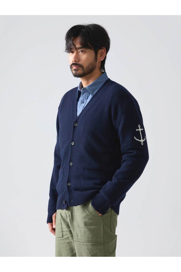 슈퍼 파인 메리노울 브이넥 가디건 - 네이비는 가을, 겨울 시즌을 위한 클래식하고 베이직한 스타일의 니트 가디건입니다. 부드러운 촉감의 슈퍼 파인 메리노울 소재와 두꺼운 두께감으로 뛰어난 보온성을 제공하며, 방풍 및 통기 기능도 갖추었습니다. 레귤러 핏에 브이넥 디자인으로 제작되었으며, 긴 소매와 웨이브, 케이블 패턴, 손가락 구멍, 포켓 디테일이 특징입니다. 링킹 기법과 고밀도 원사를 사용하여 완성도를 높였으며, 데일리룩, 출근룩, 데이트룩 등 다양한 TPO에 활용하기 좋습니다.
