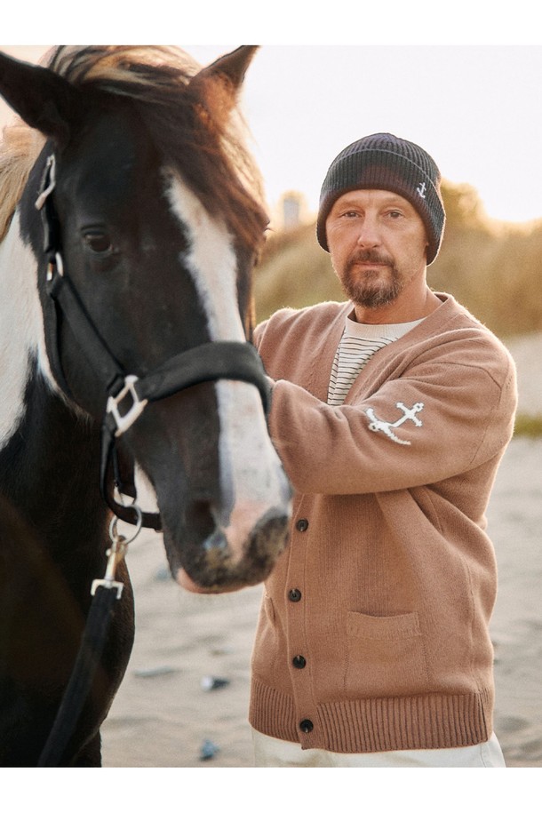 슈퍼 파인 메리노울 브이넥 가디건 - 카멜 브라운은 부드러운 촉감과 뛰어난 보온성을 자랑하는 가을/겨울 필수 아이템입니다. 18.5마이크로미터 이하의 초미세 등급 메리노울 소재로 제작되어 밀도 높은 짜임과 단단한 조직감을 느낄 수 있습니다. 베이직하고 클래식한 디자인으로, 포켓과 핑거홀, 사시 봉제 마감, 깔끔한 봉제선 등의 디테일이 돋보입니다. 레귤러핏에 브이넥으로 디자인되어 겨울 데일리룩, 오피스룩, 모임룩 등 다양한 TPO에 활용하기 좋습니다. 카멜 브라운을 포함한 네이비, 미드 그레이, 체스트넛, 포레스트 그린 5가지의 다채로운 컬러로 만나보세요.
