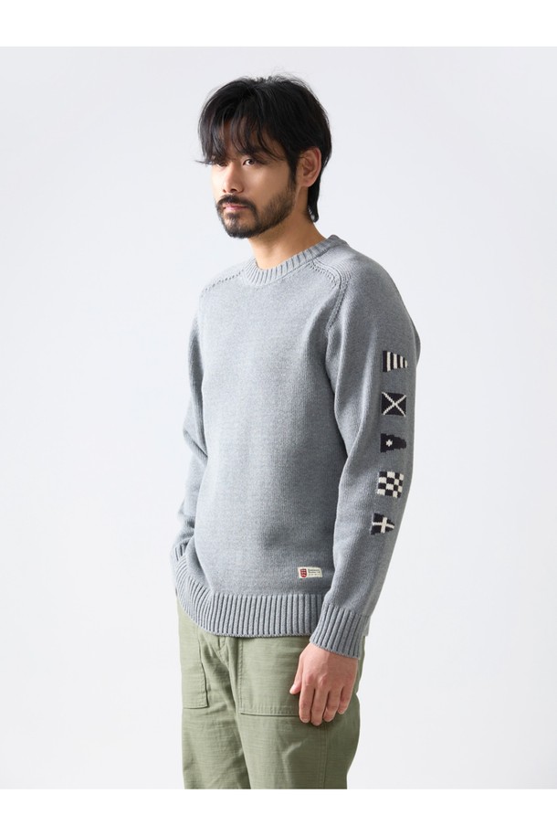 헤비코튼 시그널 플래그 스웨터 - 멜란지 그레이는 가을, 겨울 시즌에 어울리는 베이직하고 캐주얼한 스타일의 공용 상의입니다. 10수 고급 코튼 원사를 사용하여 두껍고 단단한 촉감을 제공하며, 정교한 꼬임과 밀도 높은 짜임은 내구성을 높입니다. 레귤러핏 라운드넥 디자인에 시그널 플래그 패턴이 돋보이며, 보온성이 우수하여 겨울 데일리룩, 집콕룩, 산책룩 등 다양한 TPO에 활용 가능합니다. 클래식, 미니멀 스타일을 추구하는 분들께 추천하며, 사시 봉제 마감으로 깔끔함을 더했습니다. 멜란지 그레이 외 네이비, 바닐라 크림, 카밀 머스타드, 오렌지, 바질 그린 등 다양한 컬러 옵션으로 만나보세요.
