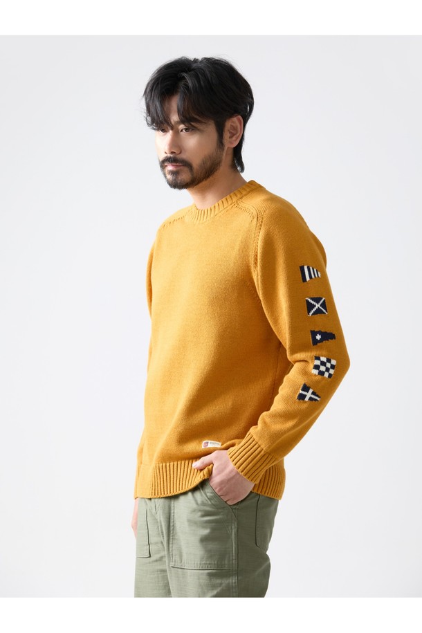 헤비코튼 시그널 플래그 스웨터 - 머스타드는 2차 세계 대전 당시 영국 해군을 모티브로 디자인된, 묵직한 촉감의 헤비 코튼 스웨터입니다. 10수 고급 코튼 원사를 사용하여 보온성이 뛰어나 가을, 겨울철 데일리룩, 산책룩, 카페룩 등 다양한 TPO에 활용하기 좋습니다. 레귤러 핏으로 제작되었으며, 라운드넥 디자인과 긴 소매, 핑거홀 적용으로 실용성을 더했습니다. 캐주얼, 클래식, 미니멀 등 어떤 스타일에도 잘 어울리는 머스타드 컬러의 시그널 플래그 패턴 스웨터입니다. 성형 편직 방식과 사시 봉제 마감으로 높은 퀄리티를 자랑합니다.
