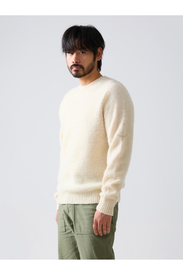 부드러운 셔틀랜드 울 소재로 제작된 쉐기독 홀가먼트 스웨터입니다. 은은한 크림브륄레 컬러가 돋보이며, 봄, 가을, 겨울 3계절 모두 착용 가능합니다. 클래식하고 캐주얼한 스타일을 연출하며, 레귤러 핏과 긴 소매 기장으로 편안함을 선사합니다. 브러싱 처리된 표면은 부드러운 촉감을 제공하고, 공기층을 형성하여 보온성을 높여줍니다. 일상, 산책, 집콕 등 다양한 TPO에 활용 가능한 데일리 아이템입니다.
