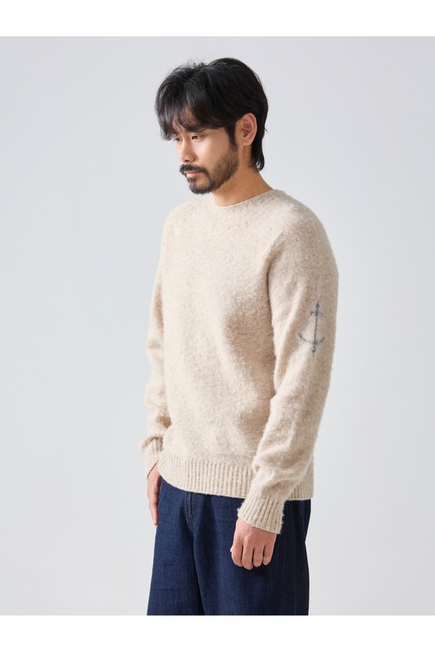 셔틀랜드울 쉐기독 홀가먼트 스웨터 - 머디 퍼피는 포근함과 스타일을 동시에 잡은 겨울철 필수 아이템입니다. 부드러운 촉감의 셔틀랜드 울 소재로 제작되어 보온성과 방풍 기능을 제공하며, 촘촘한 고밀도 니트 구조로 튼튼함을 더했습니다. 홀가먼트(무봉제) 방식으로 제작되어 3차원적인 실루엣을 자랑하며, 브러싱 처리된 표면과 공기층 형성을 통해 더욱 따뜻하게 착용할 수 있습니다. 핑거홀 디테일이 더해져 실용성을 높였으며, 모던하고 빈티지한 스타일을 연출하여 겨울 데일리룩, 산책룩, 카페룩 등 다양한 TPO에 활용하기 좋습니다.
