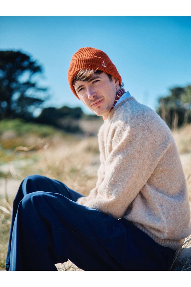 셔틀랜드울 쉐기독 홀가먼트 스웨터 - 살몬 오렌지 색상은 가을과 겨울, 겨울 데일리룩, 카페룩, 모임룩에 어울리는 클래식, 미니멀, 캐주얼 스타일의 니트 스웨터입니다. 셔틀랜드 울 소재로 제작되어 부드러운 촉감과 뛰어난 보온성을 제공하며, 브러싱 공정을 통해 독특한 퍼지 질감을 더했습니다. 홀가먼트 구조(무봉제 3차원 니팅)로 제작되어 피부에 닿는 거친 봉제선 없이 편안하게 착용 가능하며, 신체 곡선을 따라 자연스러운 드레이핑을 연출합니다. 공기층을 형성하여 보온성을 높였으며, 빈티지한 외관으로 시간이 지날수록 멋스러운 변화를 느낄 수 있습니다. 
