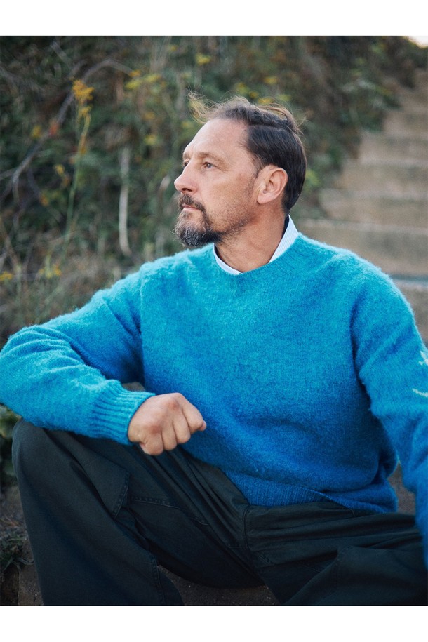 셔틀랜드울 쉐기독 홀가먼트 스웨터 - 피카딜리는 포근함과 클래식한 멋을 동시에 선사하는 남녀 공용 스웨터입니다. 셔틀랜드울 소재 특유의 부드러운 촉감과 두꺼운 두께감으로 가을, 겨울철 따뜻하게 착용 가능합니다. 브러싱 처리된 울 표면과 공기층 형성으로 보온성을 극대화했으며, 빈티지한 느낌을 더해주는 에이징 기법이 돋보입니다. 3차원 입체 실루엣과 왼쪽 소매 앵커 포인트 디테일, 전통적인 피셔맨 스웨터 디자인으로 미니멀, 클래식, 캐주얼 등 다양한 스타일을 연출할 수 있습니다. 다양한 색상 중 피카딜리 컬러는 어떤 룩에도 포인트를 더해줍니다.
