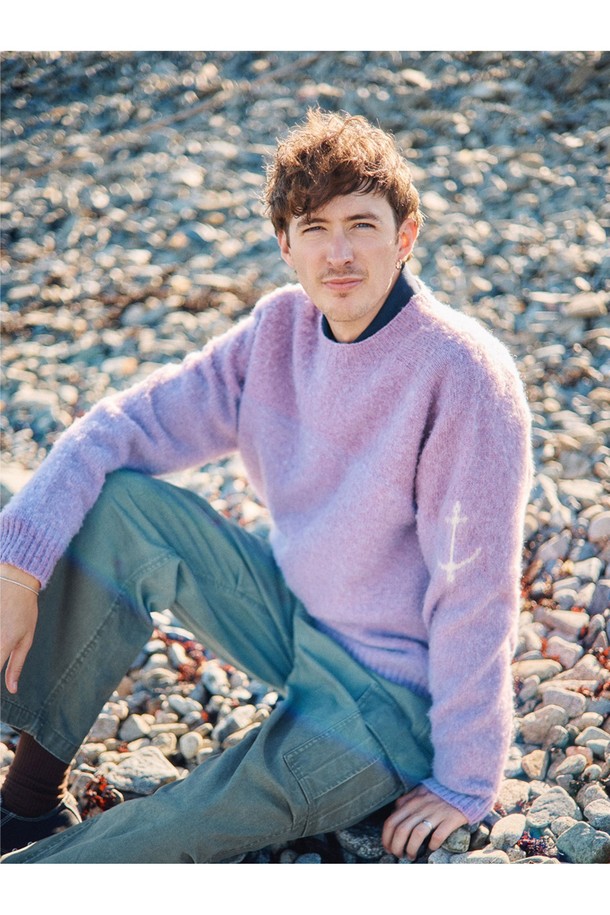 부드러운 셔틀랜드울 소재의 쉐기독 홀가먼트 스웨터입니다. 봉제선 없는 홀가먼트 구조로 제작되어 자연스러운 실루엣을 연출하며, 왼쪽 소매의 앵커 포인트 디테일이 특징입니다. 브러싱 처리로 복슬복슬한 질감을 살렸으며, 공기층을 형성하여 뛰어난 보온성을 제공합니다. 그레이프주스 컬러로, 가을, 겨울철 데일리룩에 클래식, 미니멀, 캐주얼 스타일로 활용하기 좋습니다. 튼튼하고 탄력적인 소재로 오래도록 따뜻하게 착용할 수 있습니다.
