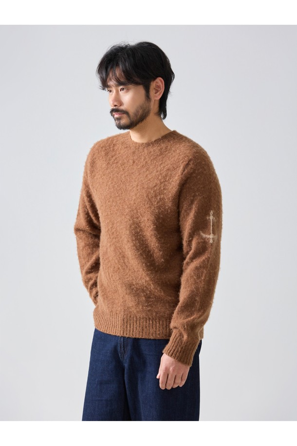 셔틀랜드울(Shetland Wool) 쉐기독 홀가먼트 스웨터 - 코코아는 부드러운 촉감과 따뜻한 보온성을 자랑하는 울 소재의 스웨터입니다. 은은한 빗줄 패턴과 봉제선 없는 홀가먼트 공법으로 제작되어 편안한 착용감을 선사합니다. 1950년대 셔틀랜드 스웨터를 재해석하여 클래식하고 빈티지한 무드를 연출하며, 왼쪽 소매 앵커 포인트 디테일이 돋보입니다. 가을, 겨울 시즌 데일리룩, 카페룩, 데이트룩 등 다양한 스타일에 매치하여 클래식, 미니멀, 캐주얼 스타일을 완성해보세요. 코코아를 포함한 18가지 다채로운 컬러 옵션(크림브륄레, 머디, 퍼피, 살몬, 오렌지, 던 그레이, 블랙, 페퍼, 딥 블루, 피카딜리, 고흐 블루, 그레이프주스, 허브빌리, 커스터드, 모스 브라운, 포레스트 그린, 마말레이드)으로 만나보실 수 있습니다.
