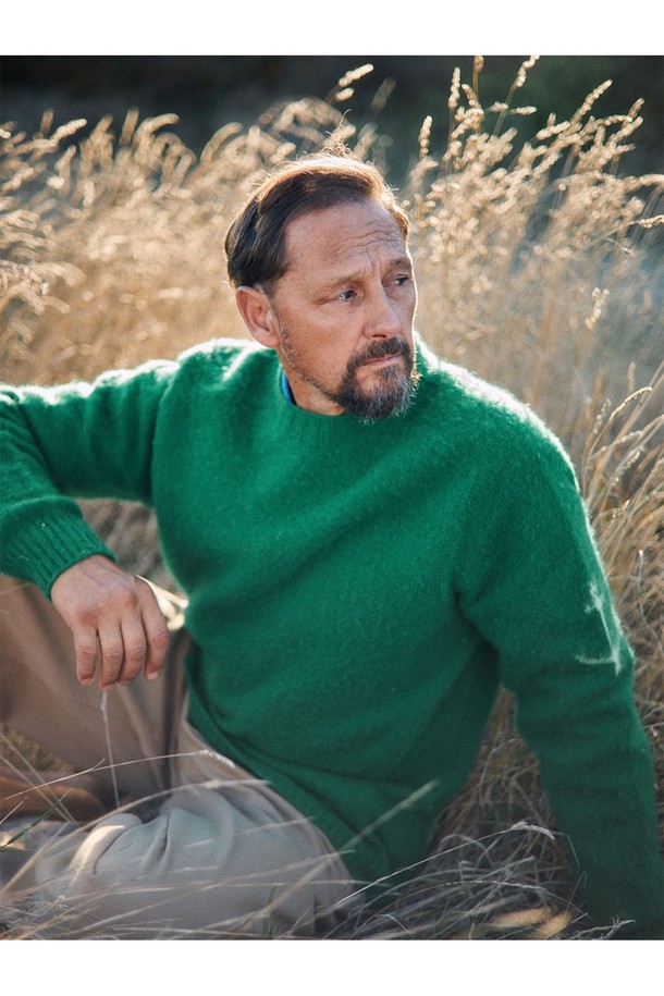 셔틀랜드울 쉐기독 홀가먼트 스웨터 - 포레스트 그린은 겨울 데일리룩과 클래식, 미니멀 스타일을 위한 완벽한 선택입니다. 부드러운 촉감의 셔틀랜드 울 소재로 제작되어 보온성과 방풍 기능을 제공하며, 두꺼운 두께감으로 추운 날씨에도 따뜻하게 착용할 수 있습니다. 브러싱 처리된 울 텍스처와 공기층 형성은 뛰어난 보온성을 선사하고, 빈티지한 감성을 더합니다. 홀가먼트 구조(무봉제 니팅)로 제작되어 편안한 착용감을 자랑하며, 레귤러핏 라운드넥 디자인으로 어떤 스타일에도 잘 어울립니다. 포레스트 그린 컬러는 깊이 있는 분위기를 자아내며, 클래식한 스타일을 더욱 돋보이게 합니다.
