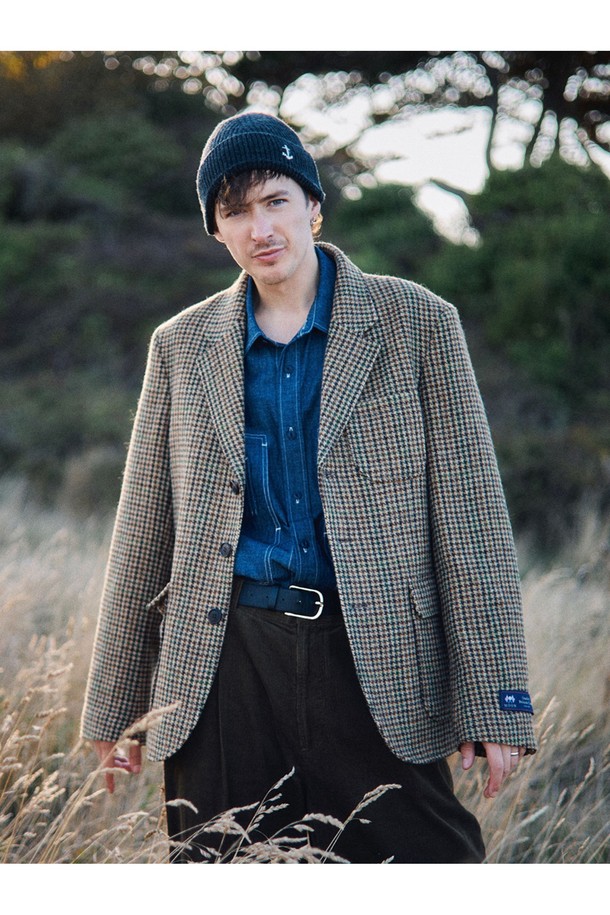 아브라함문 하운드투스 울 재킷 - 클래식 카멜은 가을과 겨울, 오피스룩, 비즈니스 캐주얼, 회의룩에 어울리는 싱글 버튼 자켓입니다. 클래식하고 미니멀하며 시크한 스타일을 연출하며, 도톰한 두께감과 부드러운 촉감의 울 소재로 제작되었습니다. 3버튼 싱글 디자인에 새틴 안감, 네크 밴드 울 혼방 배색, 싱글 웰트 포켓과 아웃 포켓 디테일이 특징입니다. 하운드투스 패턴의 클래식 카멜 컬러가 고급스러운 분위기를 더합니다. 레귤러핏으로 제작되어 편안한 착용감을 제공하며, 긴소매 기장으로 제작되었습니다.
