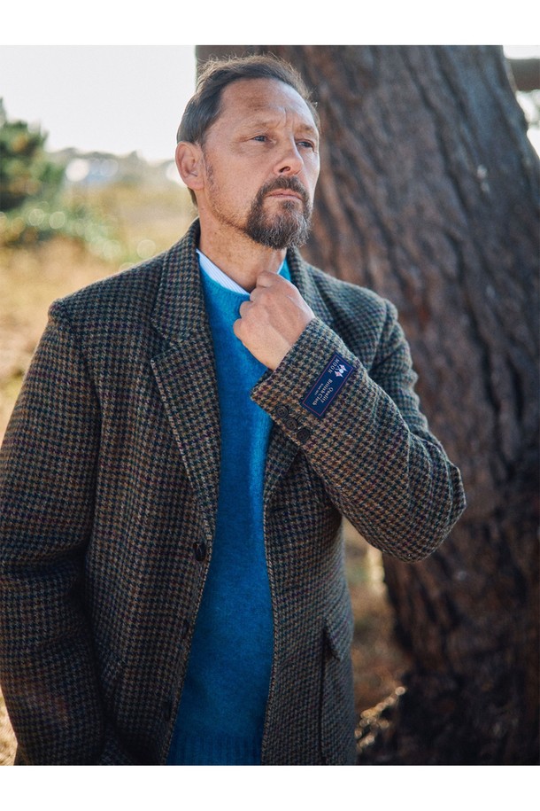 아브라함문 하운드투스 울 재킷 - 카키는 가을, 겨울 시즌에 어울리는 클래식 스타일의 울 자켓입니다. 부드러운 촉감의 울 소재와 레귤러 핏으로 편안한 착용감을 선사하며, 3버튼 싱글 디자인에 내추럴 숄더라인, 안쪽 웰트 포켓, 바깥쪽 라벨 포켓, 혼 버튼, 실크 같은 안감 디테일로 고급스러움을 더했습니다. 카키 컬러의 하운드투스 패턴은 출근룩, 오피스룩, 겨울 데일리룩 등 다양한 TPO에 활용 가능하며, 클래식, 미니멀, 시크한 스타일을 연출하기 좋습니다. 긴 소매 기장의 레귤러핏 자켓으로, 싱글 버튼 여밈 방식입니다.
