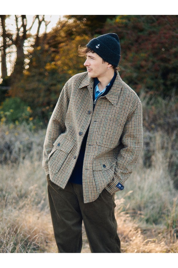 아브라함문 하운드투스 울 초어 재킷 - 클래식 카멜은 가을, 겨울 시즌에 어울리는 아우터입니다. 부드러운 울 소재로 제작되어 따뜻하고 편안한 착용감을 선사하며, 넥밴드 디테일과 자연스러운 어깨 라인으로 세련된 실루엣을 연출합니다. 클래식한 하운드투스 패턴과 카멜 컬러가 어우러져 오피스룩, 비즈니스 캐주얼, 겨울 데일리룩 등 다양한 TPO에 활용 가능하며 미니멀하고 클래식한 스타일을 완성합니다. 내부 웰트 포켓과 외부 플랩 포켓, 로고 각인 혼 버튼, 밀키한 마감, 빈티지한 느낌 등 섬세한 디테일이 돋보입니다. 내추럴 핏으로 편안하게 착용할 수 있는 레귤러 기장의 긴소매 버튼 여밈 재킷입니다.
