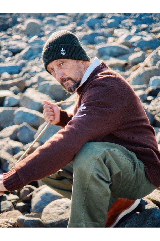 앵커 플로팅 숏 비니 - 다크 올리브는 겨울과 가을에 착용하기 좋은 모자입니다. 부드러운 울 소재로 제작되어 보온성과 방풍 기능을 제공하며, 숏 기장으로 제작되어 활동성을 높였습니다. 앵커 포인트 디테일과 전통적인 니트 패턴이 특징이며, 고밀도 니트 구조와 심리스 구조로 편안한 착용감을 선사합니다. 특히, 한국 시장 전용 커스텀 버전으로 아시안 체형에 맞춰 제작되었습니다. 클래식, 캐주얼, 미니멀 스타일의 겨울 데일리룩, 산책룩, 여행룩에 잘 어울립니다.
