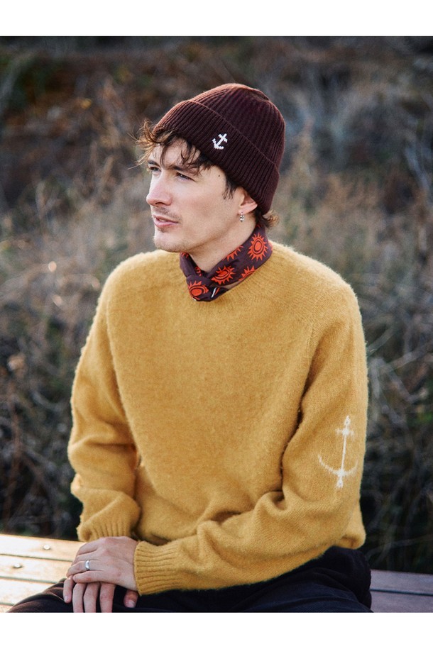 앵커 플로팅 숏 비니 - 브라운은 슈퍼파인 메리노 울 100% 소재로 제작되어 부드러운 촉감을 자랑하는 남녀 공용 비니입니다. 가을, 겨울 시즌 착용하기 좋으며, 보온, 방풍, 통기성을 제공하는 기능성 제품입니다. 숏 모자 깊이에 앵커 디테일과 케이블 패턴이 돋보이며, 클래식, 미니멀, 캐주얼 스타일을 연출하기 좋습니다. 심리스 구조에 링킹 기법을 사용하여 제작되었으며 아시안 핏으로 편안하게 착용 가능합니다. 겨울 데일리룩, 산책룩, 여행룩에 포인트 아이템으로 활용해 보세요.
