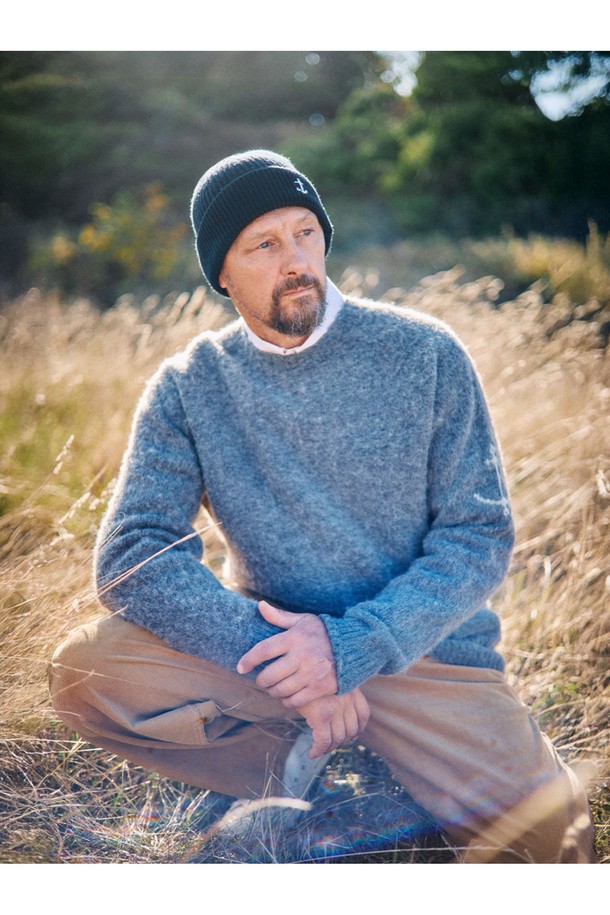 부드러운 셔틀랜드울 소재의 쉐기독 홀가먼트 스웨터입니다. 던 그레이 컬러로, 가을과 겨울에 따뜻하게 착용하기 좋습니다. 홀가먼트 공법으로 제작되어 봉제선 없이 자연스러운 실루엣을 연출하며, 입체적인 3차원 디자인이 특징입니다. 왼쪽 소매에는 앵커 포인트 디테일을 더해 포인트를 주었으며, 뛰어난 보온성과 복슬복슬한 텍스처로 편안한 착용감을 선사합니다. 베이직하고 클래식한 스타일로, 겨울 데일리룩, 모임룩, 출근룩에 활용하기 좋습니다.
