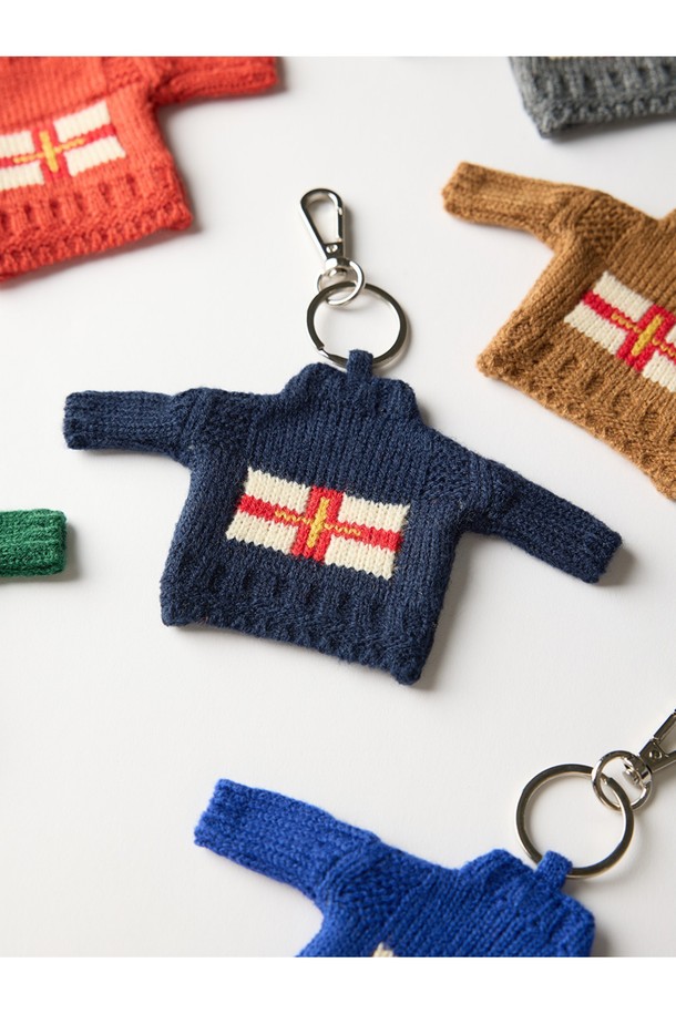 건지 더블크로스 스웨터 키링 - 그린은 겨울 데일리룩에 클래식하고 미니멀한 스타일을 더해줄 키링입니다. 아크릴 소재로 만들어져 단단한 촉감과 두꺼운 두께로 보온성과 바람 차단, 체온 유지를 돕습니다. 건지 스웨터 디자인을 기반으로, 실을 여러 겹 꼬아 만든 독특한 원사를 사용하여 밀도 높은 짜임이 특징입니다. 17세기부터 이어져 온 전통적인 제작 방식을 통해 클래식한 멋을 더했습니다. 그린 외에도 네이비, 그레이, 카키, 브라운, 오렌지, 블루, 블랙 등 다양한 컬러 옵션으로 만나보세요.
