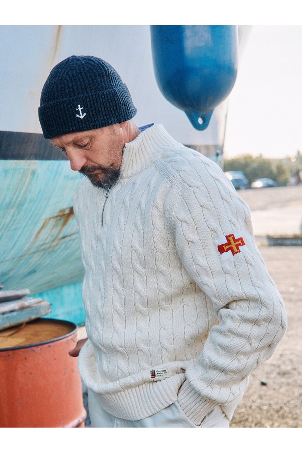 앵커 플로팅 숏 비니 - 차콜은 부드러운 촉감의 메리노 울 소재로 제작된 공용 비니입니다. 숏 기장으로 디자인되어 가을, 겨울철 데일리룩, 산책룩, 여행룩 등 다양한 TPO에 활용하기 좋습니다. 고밀도 니팅 공법과 두꺼운 두께감으로 보온성이 뛰어나며, 통기성 또한 우수하여 쾌적한 착용감을 제공합니다. 클래식, 미니멀, 캐주얼 스타일 모두 소화 가능하며, 앵커 디자인 장식이 포인트입니다. 내구성이 뛰어나 오랫동안 착용할 수 있습니다.
