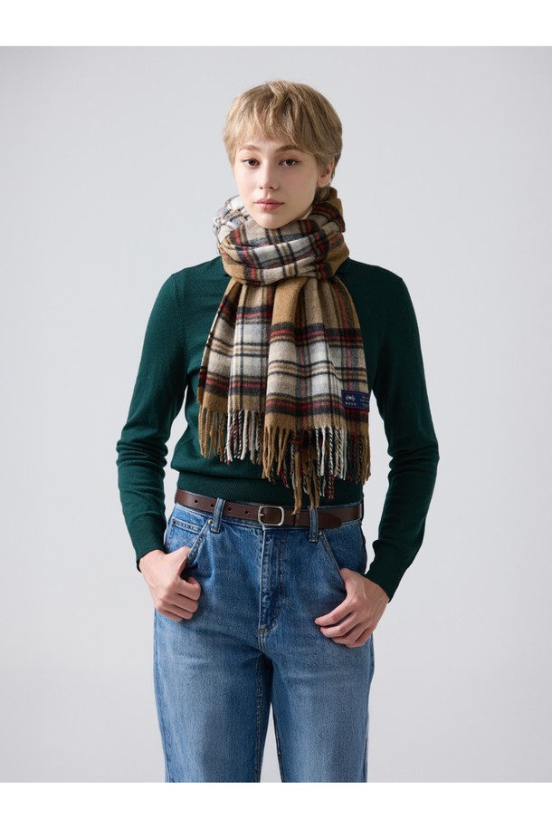 메리노울 숄 머플러 50cm - 카멜 스튜어트는 부드러운 촉감의 메리노울 소재로 제작된 머플러입니다. 카멜과 멜란지 컬러의 조화, 클래식하면서도 캐주얼한 체크 패턴이 특징입니다. 가을과 겨울 시즌에 보온성을 더하며, 데이트룩, 출근룩, 모임룩 등 다양한 TPO에 활용할 수 있습니다. 50cm 너비로 제작되어 활용도가 높으며, 클래식, 캐주얼, 미니멀 스타일 모두 소화 가능합니다.
