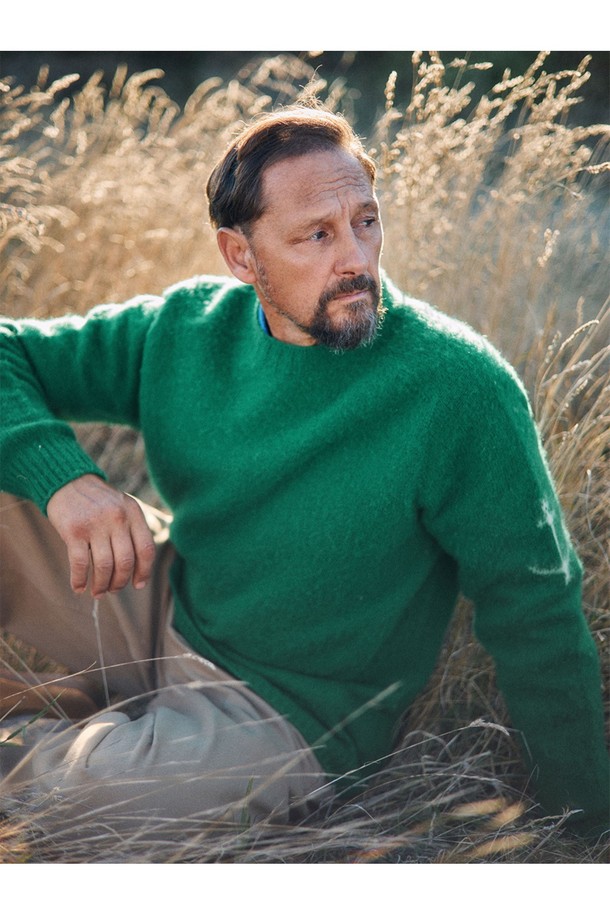 코튼 와이드 치노 팬츠 - 카키는 부드러운 면 소재로 제작되어 편안한 착용감을 선사합니다. 베이직하고 캐주얼한 스타일로 데이트룩, 카페룩 등 다양한 TPO에 활용하기 좋습니다. 넉넉한 루즈핏 와이드 실루엣에 YKK 지퍼, 백 플랩 포켓, 코인 포켓 등 실용적인 디테일을 더했습니다. 사이드 웨이스트 조절 기능과 가먼트 바이오워싱 처리로 완성도를 높였으며, 내추럴 레더 패치가 고급스러움을 더합니다. 봄, 가을 시즌에 어울리는 긴 기장의 무지 치노 팬츠로 캐주얼, 클래식, 미니멀 스타일을 연출해보세요.
