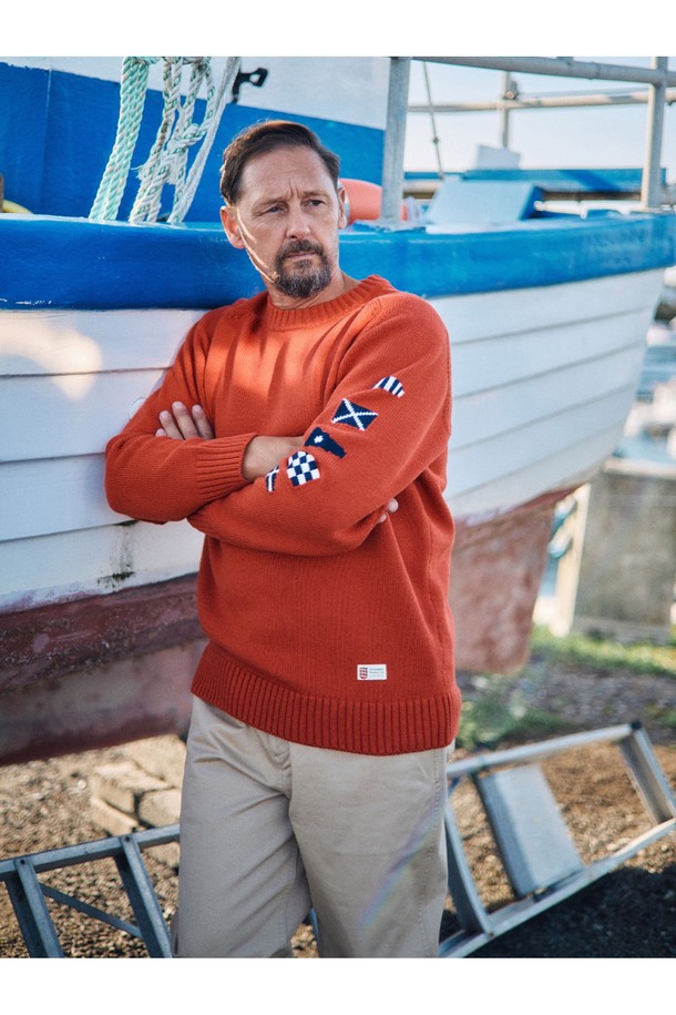 1940 오피서 치노 팬츠 - 라이트 카키는 밀리터리 스타일과 클래식한 무드를 결합한 남성용 치노 팬츠입니다. 사계절용으로, 릴랙스핏의 편안한 착용감을 선사하며, 두꺼운 두께감과 부드러운 촉감이 특징입니다. 고밀도 면 트윌 원단으로 제작되었으며, 바이오워싱 가공을 통해 자연스러운 질감을 더했습니다. 더블 웰트 포켓, 코인 포켓, YKK 지퍼, 천연 너트 버튼 등의 섬세한 디테일과 곡선 허리밴드가 돋보입니다. 출근룩이나 비즈니스 캐주얼, 클래식, 미니멀, 워크웨어 스타일을 즐겨 입는 분들께 추천합니다.
