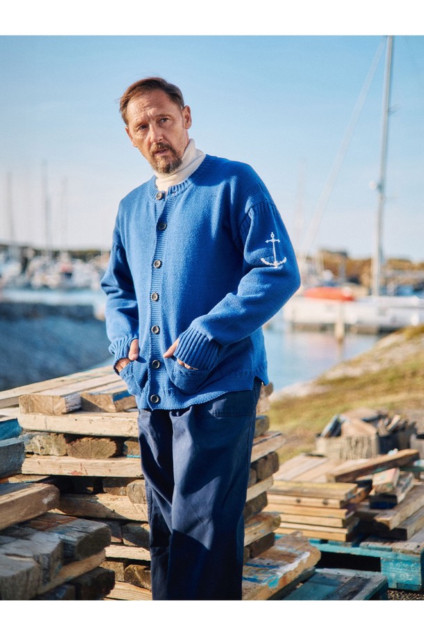 1940 오피서 치노 팬츠는 남성용 치노팬츠로, 밀리터리 및 클래식 스타일을 기반으로 제작되었습니다. 네이비 컬러의 무지 디자인에 릴랙스 핏으로 편안한 착용감을 선사하며, 사계절 내내 활용 가능합니다. 면 소재로 제작되어 부드러운 촉감을 자랑하며, YKK 지퍼, 천연 혼 버튼, 더블 웰트 포켓, 코인 포켓 등 디테일한 부분까지 신경 썼습니다. 바이오 워싱 가공을 통해 자연스러운 에이징 효과를 더하여, 출근룩, 비즈니스 캐주얼, 모임룩 등 다양한 TPO에 맞춰 클래식, 미니멀, 워크웨어 스타일을 연출할 수 있습니다.
