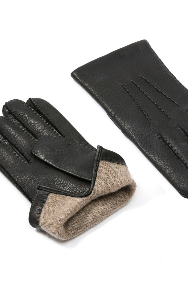 캠브리지 사슴가죽 장갑 - 블랙은 부드러운 촉감과 고급스러운 사슴가죽 소재로 제작되어 가을과 겨울철 보온성을 높여주는 장갑입니다. 클래식하고 미니멀한 스타일의 무지 디자인에 스티치 디테일이 더해져 세련된 느낌을 선사합니다. 두꺼운 두께감으로 추운 날씨에도 따뜻하게 손을 보호해 주며, 일상생활에서 폭넓게 활용할 수 있습니다. 블랙 컬러는 어떤 의상에도 잘 어울려 데일리 아이템으로 손색없습니다.
