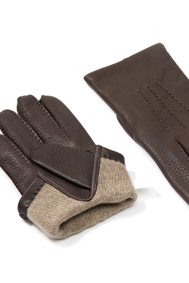 캠브리지 사슴가죽 장갑 - 바크는 부드러운 촉감의 사슴가죽과 가죽 소재로 제작되어 가을, 겨울철 보온성을 제공하는 장갑입니다. 클래식하고 미니멀한 스타일의 무지 디자인에 바크 또는 브라운 컬러를 선택할 수 있으며, 스티치 디테일이 돋보입니다. 캠브리지 시리즈로 출시되어 일상에서 편안하게 착용하기 좋습니다. 남녀 공용으로 사용할 수 있는 실용적인 겨울 필수템입니다.
