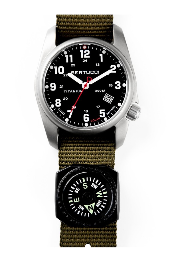 **나침반 for 19-22mm 밴드**는 아웃도어 활동, 등산, 그리고 전문가를 위해 설계된 다기능 나침반입니다. 블랙 컬러에 카본파이버, 티타늄, 스테인리스 스틸, 알루미늄, 폴리카본 등 내구성이 뛰어난 소재를 사용하여 제작되었습니다. 19-22mm NATO 밴드와 호환되며, 3 Bar/ATM (30m) 및 5 Bar/ATM (50m) 방수 기능을 제공합니다. 인체공학적 디자인과 경량 설계로 착용감을 높였으며, 야간 가시성을 위한 야광 기능을 탑재했습니다. 고도계, 액체 충전식 나침반, 고도/저압 환경에서의 사용을 지원하여 등산룩, 여행룩, 캠핑룩 등 고프코어, 미니멀, 클래식 스타일을 즐기는 사용자에게 적합합니다.
