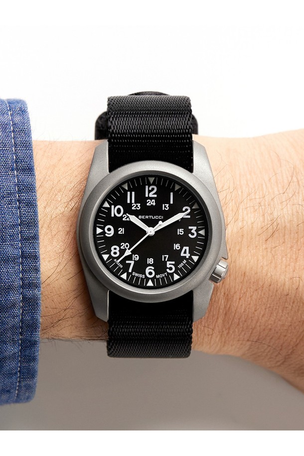 A-2S 빈티지 필드워치 11500은 남녀 모두 착용 가능한 밀리터리 스타일의 필드워치입니다. 블랙과 실버 색상으로 출시되었으며, 스테인리스 스틸과 나일론 소재를 사용하여 내구성을 높였습니다. 100m 방수 기능, Super-LumiNova 야광 처리, 내충격 기능을 갖춰 아웃도어, 전술용, 일상생활에서 폭넓게 활용할 수 있습니다. 4시 방향 크라운, NATO 스트랩, 유니바디 케이스, 24시간 다이얼 마킹 등 빈티지 워치 스타일을 완성하는 디테일이 돋보입니다. 여행룩, 클래식, 미니멀, 워크웨어 스타일을 즐기는 분들께 추천합니다.
