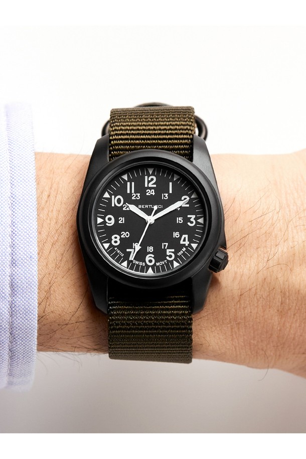 A-2S 빈티지 필드워치 11510은 클래식, 미니멀, 캐주얼 스타일을 즐기는 분들을 위한 시계입니다. 데이트룩, 카페룩, 쇼핑룩 등 다양한 TPO에 매치하여 세련된 분위기를 연출할 수 있습니다. 빈티지한 디자인과 심플한 디자인의 조화는 어떤 스타일에도 자연스럽게 어울립니다. 시계의 크기, 소재, 특징 등 자세한 정보는 상품 상세 페이지에서 확인하실 수 있습니다. 지금 바로 A-2S 빈티지 필드워치 11510으로 당신의 스타일을 완성해 보세요.
