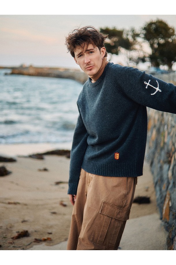 워시드 브리티쉬 아미 필드 팬츠 - 카키는 남성을 위해 디자인된 밀리터리 & 캐주얼 스타일의 긴 바지입니다. 면 소재로 제작되어 봄, 가을에 착용하기 좋으며, 일상 및 아웃도어 활동에 적합합니다. 레귤러핏으로 편안한 착용감을 제공하며, 워싱 가공을 통해 부드러운 촉감을 느낄 수 있습니다. 캠핑룩, 등산룩, 캐주얼, 워크웨어 스타일을 완성해 보세요. 카고 포켓 디테일이 특징입니다.
