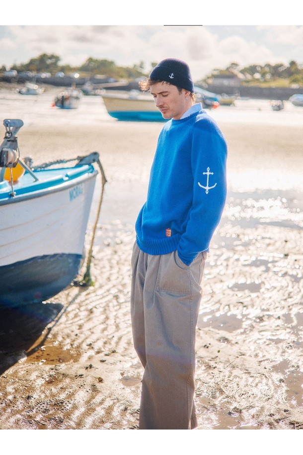 코튼 베이커 밴딩 팬츠 - 카키는 편안함과 스타일을 동시에 잡은 남성용 반바지입니다. 면 소재로 제작되어 봄, 여름 시즌에 시원하게 착용하기 좋으며, 루즈핏 디자인으로 활동성을 높였습니다. 허리 밴딩 처리로 편안한 착용감을 제공하며, 베이직하고 캐주얼한 스타일로 다양한 상의와 매치하기 좋습니다. 여행이나 휴가와 같은 TPO에 적합하며, 캐주얼, 미니멀, 클래식 스타일을 연출하기 좋습니다. 무지 디자인과 카키 컬러로 어떤 상의에도 잘 어울려 데일리룩으로 활용하기 좋습니다.
