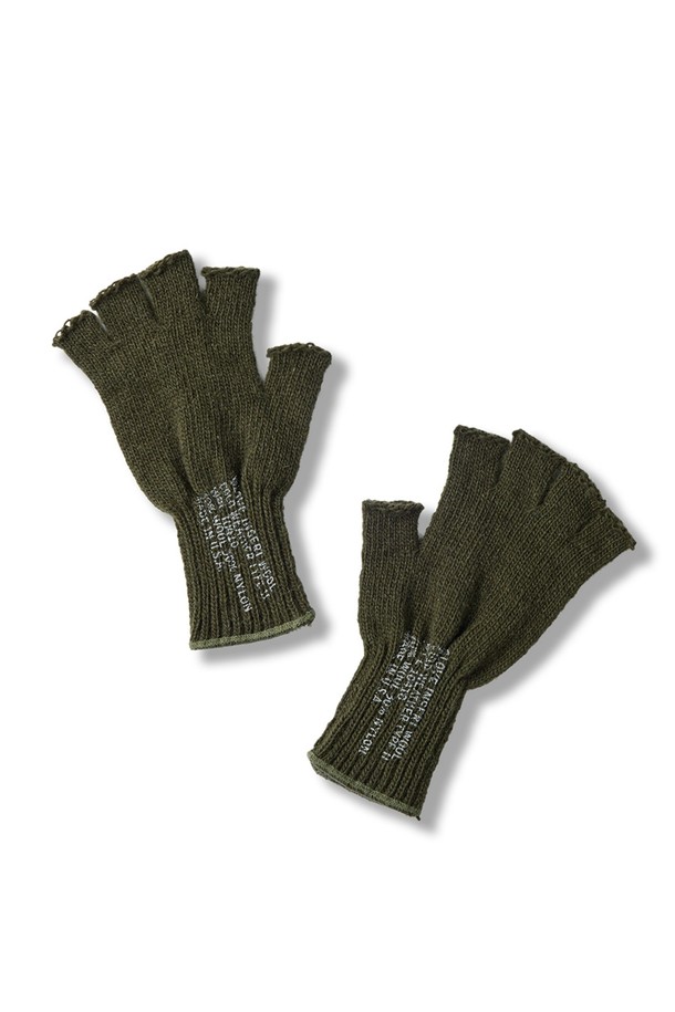 밀리터리 스타일의 핑거리스 장갑으로, 올리브 컬러가 특징입니다. 울과 아크릴 혼방 소재로 제작되어 부드러운 촉감과 뛰어난 보온성을 제공하며, 가을과 겨울철에 착용하기 좋습니다. 손가락 부분이 오픈되어 활동성을 높였으며, 등산룩, 캠핑룩, 캐주얼, 워크웨어, 미니멀 스타일 등 다양한 TPO와 스타일에 매치하기 좋습니다. 무지 디자인으로 어떤 스타일에도 쉽게 코디할 수 있는 실용적인 아이템입니다.
